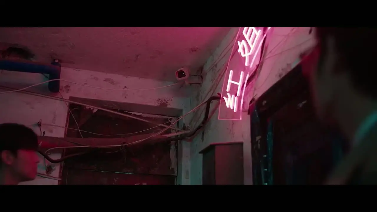 Следы на снегу обложка